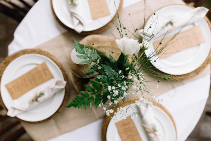 Mesa de casamento posta com flores e cartões