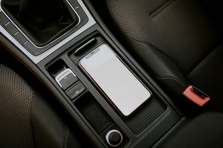 Celular guardado no console do carro